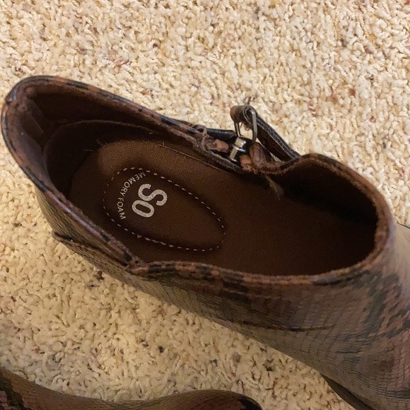 Snakeskin printed ankle booties - Picture 4 of 5